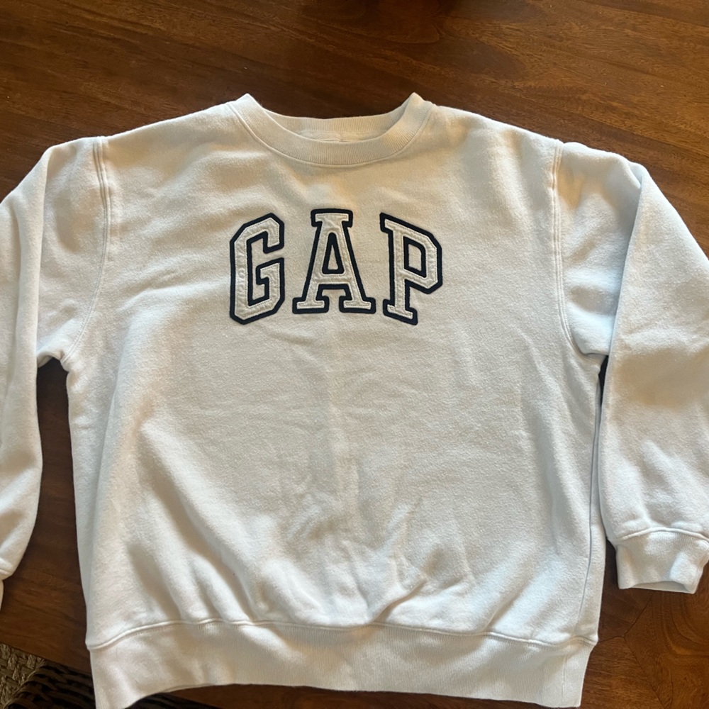 White gap sweatshirt